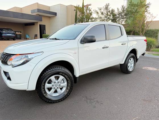 MITSUBISHI L200 TRITON 2.4 16V TURBO DIESEL GL CD 4X4 MANUAL MITSUBISHI L200 TRITON 2.4 16V TURBO DIESEL GL CD 4X4 MANUAL